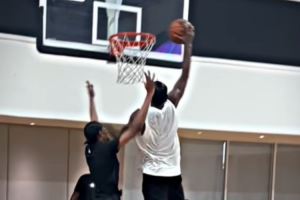 炸裂！维金斯中国行期间不忘训练 背打转身秀出夸张劈扣