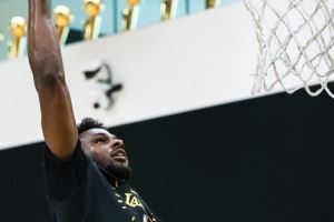 青春磨砺！湖人官推晒布朗尼和拉拉维亚训练照：夏日时光