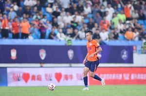 足球报：从慢镜回放看，张弛吊射是可以的但脚法运用出现问题