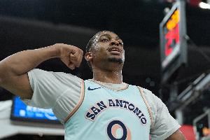 太能抢了！凯尔登两人中间再抢一个前场板助攻文班图片