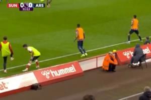 主场抢下1分！太阳报：应对枪手定位球威胁，桑德兰把广告牌前移