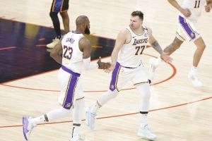 贝弗利:内行人都以为东契奇被交易是玩笑 我以为是他换詹姆斯